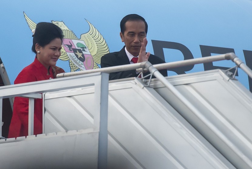 Presiden Joko Widodo (kanan) dan Ibu Negara Iriana Joko Widodo (kiri) melambaikan tangan sebelum masuk ke pesawat kepresidenan di Pangkalan Udara TNI AU Halim Perdanakusuma, Jakarta, Jumat (2/9). 