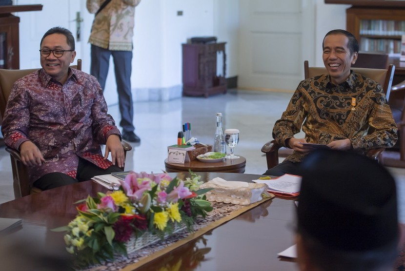 Presiden Joko Widodo (kanan) dan Ketua MPR Zulkifli Hasan (kiri) melakukan pertemuan konsultasi dengan pimpinan lembaga negara lainnya di Istana Bogor, Jawa Barat, Rabu (5/8).