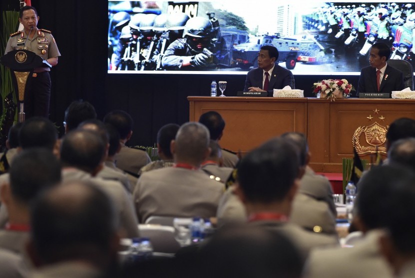 Presiden Joko Widodo (kanan) dan Menko Polhukam Wiranto menyimak sambutan Kapolri Jenderal Pol Tito Karnavian (kiri) saat pembukaan Rapim Polri 2017 di Auditorium PTIK, Jakarta, Rabu (25/1).