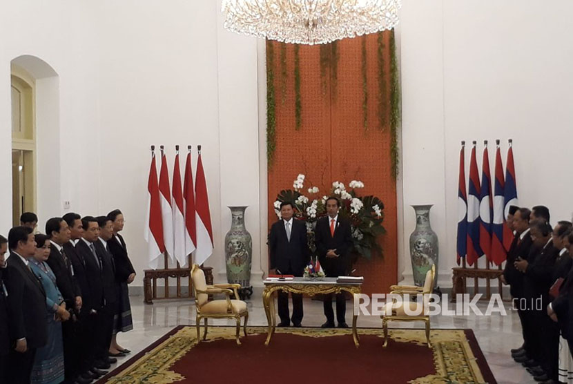 Presiden Joko Widodo (kanan) dan Perdana Menteri Republik Demokratik Rakyat Laos Thongloun Sisoulith melakukan pernyataan bersama terkait kerja sama kedua negara di Istana Negara, Bogor, Kamis (12/10). 