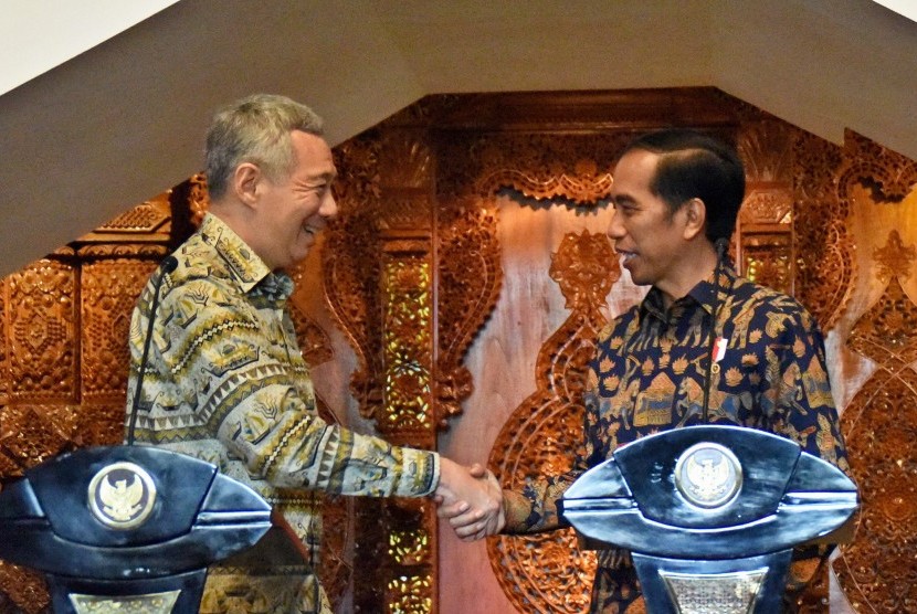 President Joko Widodo (right) and Singapore Prime Minister Lee Hsien Loong (left) shake hands in a press conference after bilateral meeting in Semarang, Central Java on Monday (11/14). 