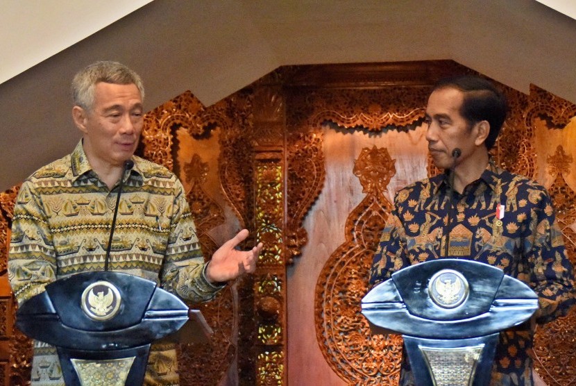 Presiden Joko Widodo (kanan) dan Perdana Menteri Singapura Lee Hsien Loong (kiri) memberikan pernyataan pers pada pertemuan bilateral di Semarang, Jawa Tengah, Senin (14/11). 