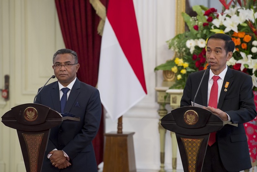 Presiden Joko Widodo (kanan) dan PM Timor Leste Rui Maria De Araujo (kiri) menyampaikan pernyataan pers bersama di Istana Merdeka, Jakarta, Rabu (26/8). 