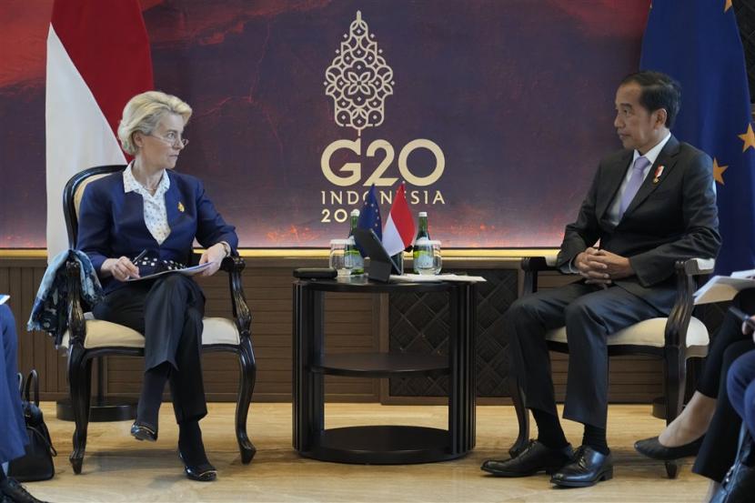  Presiden  Joko Widodo (kanan) dan Presiden Komisi Eropa Ursula von der Leyen (kiri) berbicara dalam pertemuan bilateral mereka menjelang KTT G20 di Nusa Dua, Bali, Indonesia, 14 November 2022. Kelompok ke-17 (G20) Kepala State and Government Summit akan diselenggarakan di Bali pada tanggal 15 hingga 16 November 2022. 