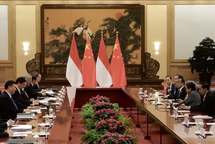 Presiden Joko Widodo (kanan) dan Presiden Republik Rakyat Tiongkok Xi Jinping (kiri) saat pertemuan bilateral disela-sela menghadiri Belt and Road Forum di Gedung Great Hall of the People, Beijing, Minggu (14/5).