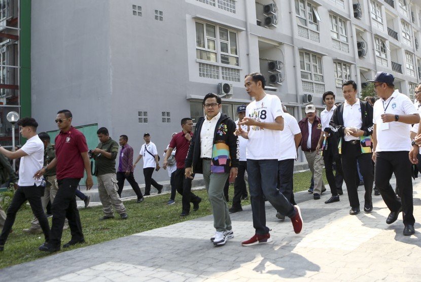 Presiden Joko Widodo (kanan depan) berbincang dengan Wakil Ketua MPR Muhaimin Iskandar (tengah) didampingi Menpora Imam Nahrawi (kedua kanan) saat meninjau Rusunawa Wisma Atlet, Jakabaring Sport City (JSC), Palembang, Sumatera Selatan, Sabtu (14/7).