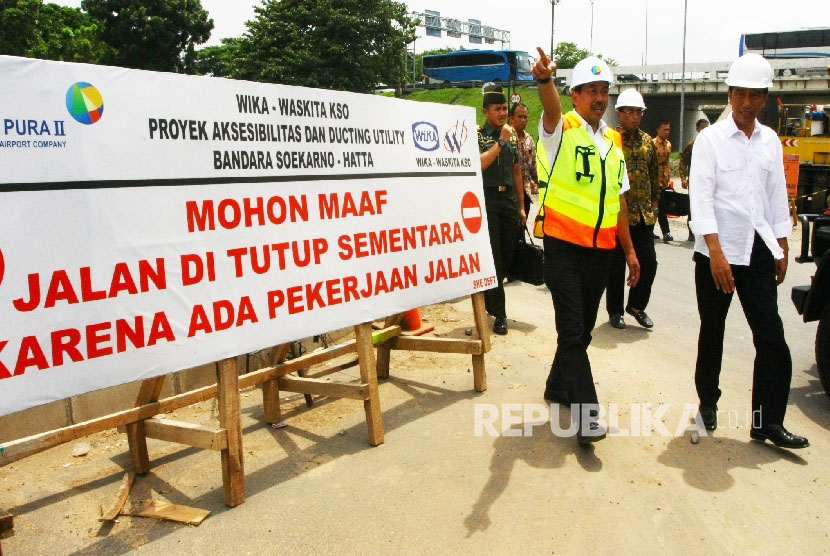 Presiden Joko Widodo (kanan) didampingi Direktur Utama Angkasa Pura II Muhammad Awaluddin (kiri) meninjau Proyek pembangunan Kereta Bandara di Bandara Soekarno Hatta, Tangerang, Banten, belum lam ini.