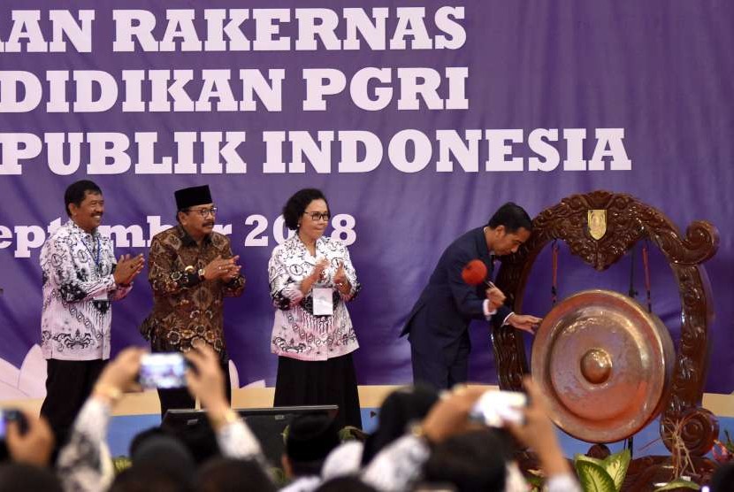 President Joko Widodo (right) inaugurates national working meeting of PGRI at University of PGRI Adi Buana Surabaya, East Java, Thursday (Sept 6).