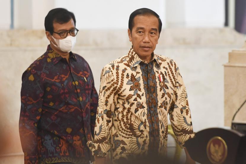 Presiden Joko Widodo (kanan) didampingi Gubernur Lembaga Ketahanan Nasional (Lemhannas) Andi Widjajanto bersiap memberikan pengarahan kepada peserta Program Pendidikan Reguler Angkatan (PPRA) 63 dan 64 Lemhanas Tahun 2022 di Istana Negara, Jakarta, Rabu (12/10/2022). 