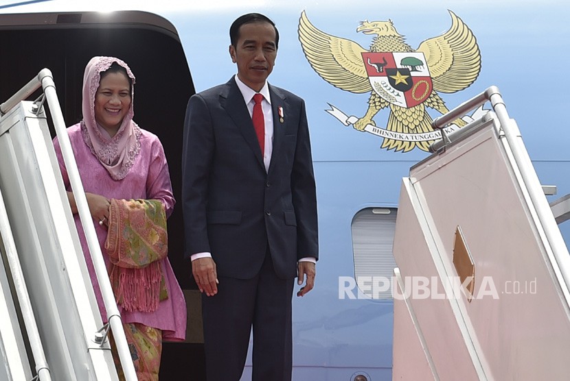 President Joko Widodo (right) accompanied by First Lady Iriana Joko Widodo depart to Turkey from Halim Perdanakusuma Air Force base, Jakarta, on Tuesday (December 12). 