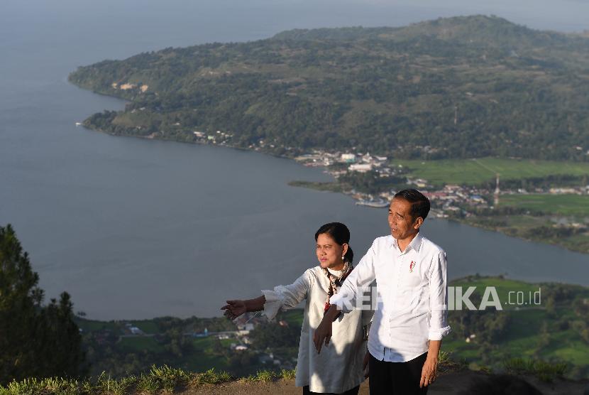 Presiden Joko Widodo (kanan) didampingi Ibu Negara Iriana Joko Widodo mengunjungi kawasan Sipinsur Geosite di Kabupaten Humbang Hasundutan (Humbahas), Sumatera Utara, Senin (29/7/2019). Kawasan hutan pinus itu berada di ketinggian 1.213 meter di atas permukaan laut serta memiliki luas sekitar dua hektar dan diharapkan dapat menjadi tempat wisata keluarga dan milenials untuk menikmati pemandangan Danau Toba. 