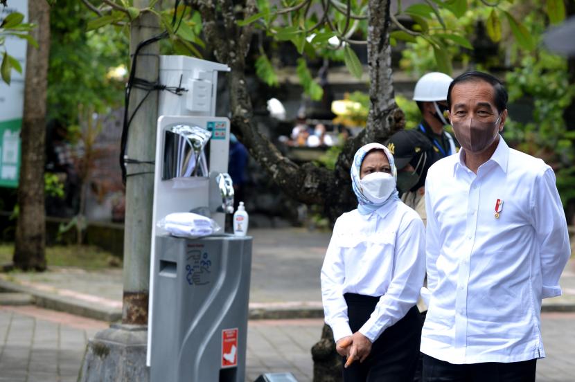 Presiden Joko Widodo (kanan) didampingi Ibu Negara Iriana Jokowi (kiri) melakukan kunjungan ke kawasan Taman Hutan Raya Ngurah Rai, Denpasar, Bali, Kamis (2/12/2021). Presiden Jokowi meninjau sejumlah fasilitas dan infrastruktur yang rencananya akan digunakan pada gelaran Konferensi Tingkat Tinggi (KTT) G20 di Bali.