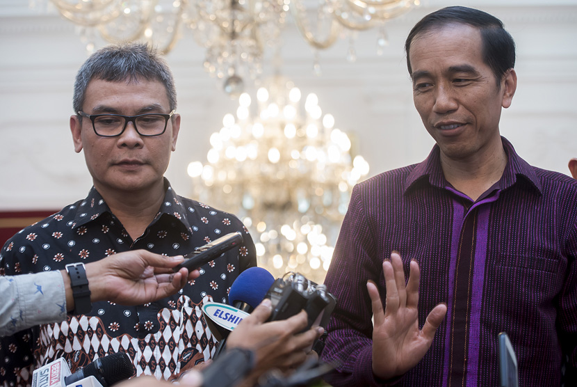 Presiden Joko Widodo (kanan) didampingi Juru Bicara Kepresidenan Johan Budi (kiri) memberikan keterangan pers di Istana Merdeka, Jakarta, Selasa (12/1).