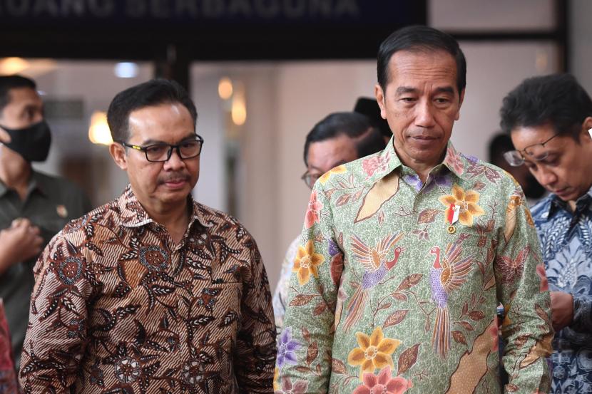 Presiden Joko Widodo (kanan). kebijakan hilirisasi industri menjadi kunci bagi Indonesia untuk menghindari jebakan pendapatan kelas menengah atau middle income trap.