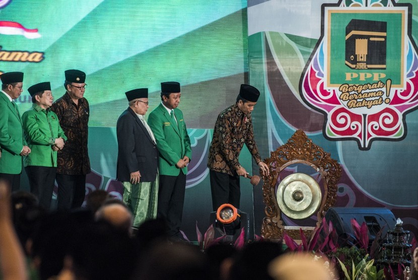 Presiden Joko Widodo (kanan) didampingi Ketua Umum PPP M Romahurmuziy (kedua kanan), membuka secara resmi Musyawarah Nasional Alim Ulama dan Rapimnas I Partai Persatuan Pembangunan (PPP) di Asrama Haji, Pondok Gede, Jakarta, Minggu (13/11). 