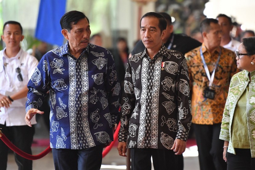 Presiden Joko Widodo (kanan) didampingi Menko Marves Luhut Binsar Pandjaitan (kiri) berjalan menuju ruangan pembukaan Our Ocean Conference di Nusa Dua, Bali, Senin (29/10/2018).