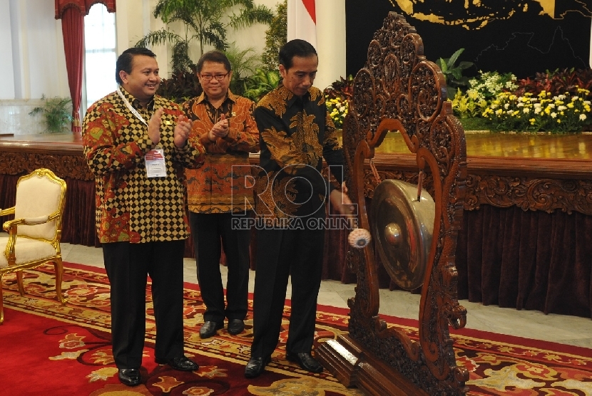 Presiden Joko Widodo (kanan) didampingi Menkominfo Rudiantara (tengah) dan Ketua Umum Badan Pengurus Pusat Perhimpunan Humas Indonesia (PERHUMAS) Agung Laksamana (kiri) membuka Konvensi Nasional Humas Indonesia 2015 di Istana Negara, Jakarta, Rabu (18/11).