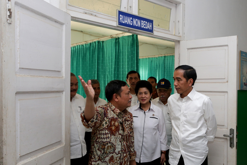 Presiden Joko Widodo (kanan) didampingi Menkopolhukam Luhut Pandjaitan (keempat kanan), Menkes Nila Djuwita F Moeloek (ketiga kanan), Menteri Pekerjaan Umum dan Perumahan Rakyat Basuki Hadimuljono (kedua kanan), Gubernur Sumsel Alex Noerdin (kiri) dan Bupa