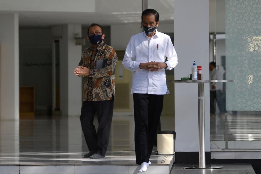 Presiden Joko Widodo (kanan) didampingi Mensesneg Pratikno meninjau kesiapan penerapan prosedur normal baru di Masjid Baiturrahim, Kompleks Istana Kepresidenan, Jakarta, Kamis (4/6/2020).