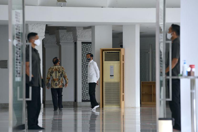 Presiden Joko Widodo (kanan) didampingi Mensesneg Pratikno meninjau kesiapan penerapan prosedur normal baru di Masjid Baiturrahim, Kompleks Istana Kepresidenan, Jakarta, Kamis (4/6/2020).
