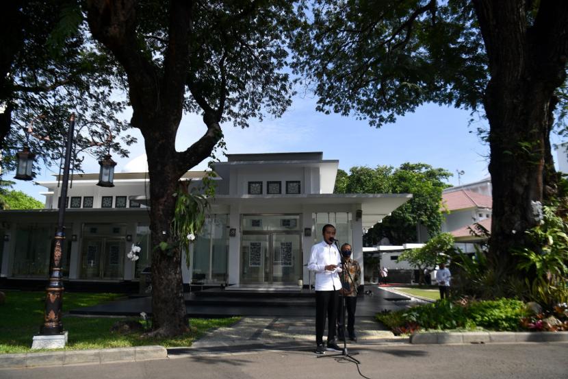 Presiden Joko Widodo (kanan) didampingi Mensesneg Pratikno meninjau kesiapan penerapan prosedur new normal di Masjid Baiturrahim, Kompleks Istana Kepresidenan, Jakarta, Kamis (4/6/2020).