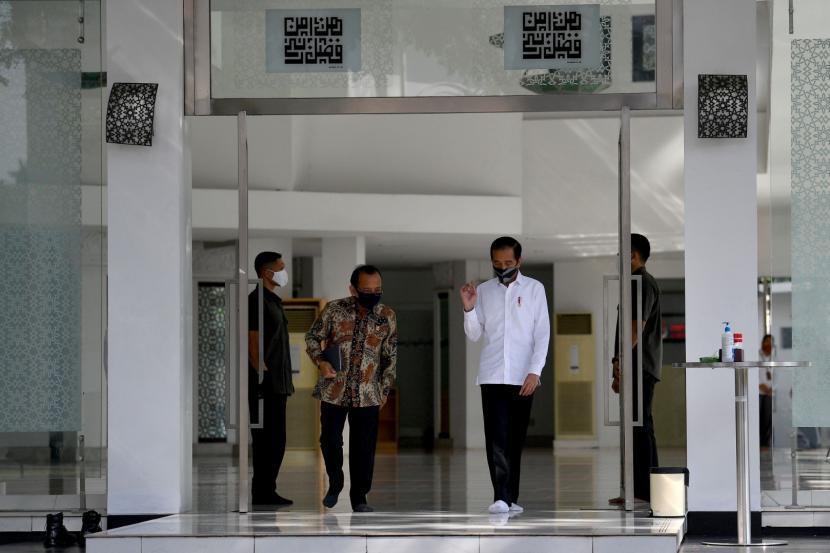 Presiden Joko Widodo (kanan) didampingi Mensesneg Pratikno meninjau kesiapan penerapan prosedur normal baru di Masjid Baiturrahim, Kompleks Istana Kepresidenan, Jakarta.