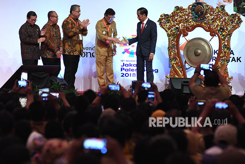 Presiden Joko Widodo (kanan) didampingi Menteri Dalam Negeri Tjahjo Kumolo (kedua kanan), Menteri Desa, Pembangunan Daerah Tertinggal dan Transmigrasi Eko Putro Sandjojo (ketiga kanan) dan Seskab Pramono Anung (kiri) membuka Rapat Koordinasi Nasional Pembinaan Penyelenggaraan Pemerintahan Desa, Pusat dan Daerah Tahun 2018 di Jakarta, Senin (14/5). 