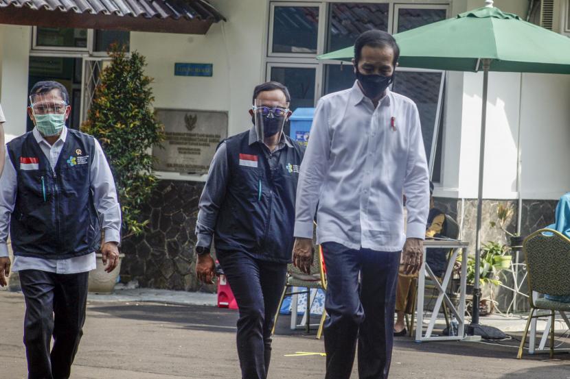 Presiden Joko Widodo (kanan) didampingi Menteri Kesehatan Terawan Agus Putranto (kiri) dan Wali Kota Bogor Bima Arya (tengah) usai meninjau simulasi pemberian vaksinasi Covid-19, di Puskesmas Tanah Sareal, Kota Bogor, Jawa Barat, Rabu (18/11). Usai kunjungan, Jokowi menyampaikan vaksinasi direncanakan mulai akhir tahun ini atau awal tahun depan.