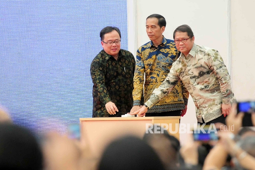 Presiden Joko Widodo (tengah) didampingi Menteri Keuangan Bambang Brodjonegoro (kiri) serta Menkoinfo Rudiantara (kanan) meresmikan secara simbolik 11 Pusat Logistik Berikat (PLB) di Indonesia di Kawasan Industri Krida Bahari, Cakung, Jakarta Utara, Kamis 