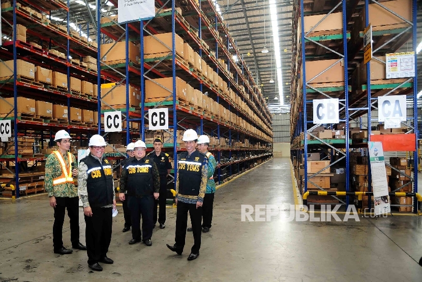  Presiden Joko Widodo saat meninjau salah satu gudang logistik di Kawasan Industri Krida Bahari, Cakung, Jakarta Utara beberapa waktu lalu.(Republika/Agung Supriyanto)