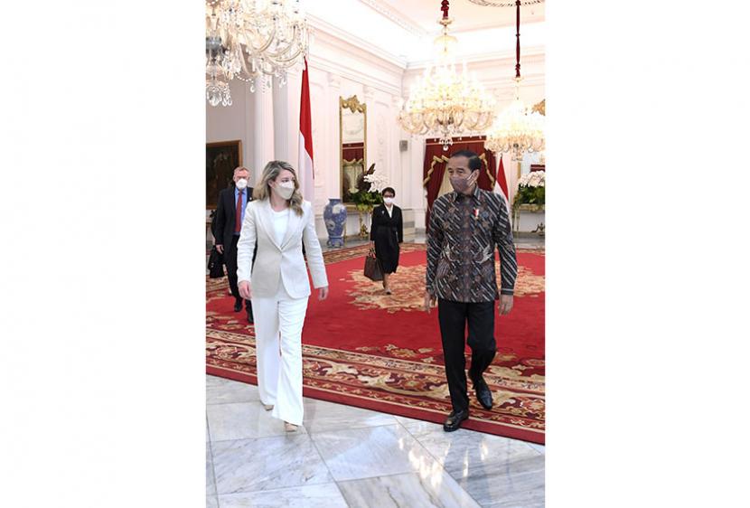 Presiden Joko Widodo (kanan) didampingi Menteri Luar Negeri Retno Marsudi (kedua kanan) menerima kehormatan Menteri Luar Negeri (Menlu) Kanada Melanie Joly bersama delegasi terbatas di Istana Merdeka, Jakarta, Senin (11/4/2022). Pertemuan tersebut membahas kerjasama kedua negara di bidang ekonomi dan energi. 