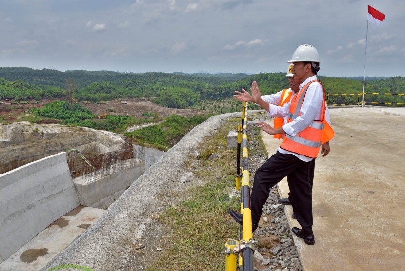 Presiden Joko Widodo (kanan) didampingi Menteri PUPR Basuki Hadimuljono (kiri) meninjau proyek pembangunan Bendungan Karian di Kabupaten Lebak, Banten, Rabu (4/10). 