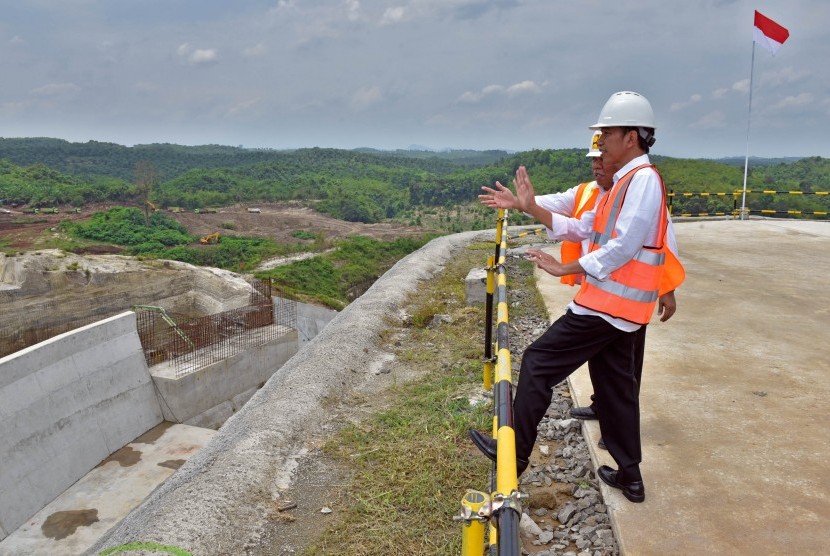 Presiden Joko Widodo (kanan) didampingi Menteri PUPR Basuki Hadimuljono (kiri) meninjau proyek pembangunan Bendungan Karian di Kabupaten Lebak, Banten, Rabu (4/10). Bendungan Karian adalah salah satu yang dibagun menggunakan skema Kerja sama Pemerintah dan Badan Usaha (KPBU). 