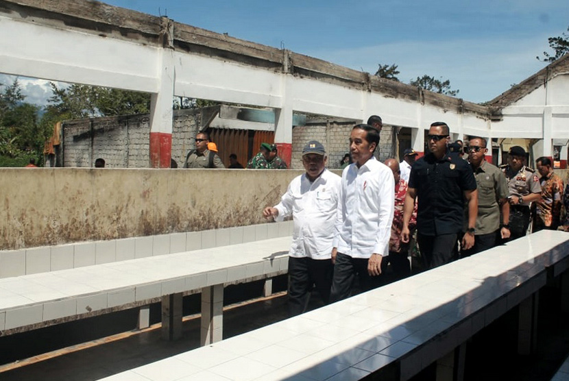 Presiden Joko Widodo (kanan) didampingi Menteri PUPR Basuki Hadimuljono (kiri) meninjau kondisi Pasar Wouma yang terbakar saat kerusuhan lalu di Wamena, Kabupaten Jayawijaya, Papua, Senin (28/10/2019).