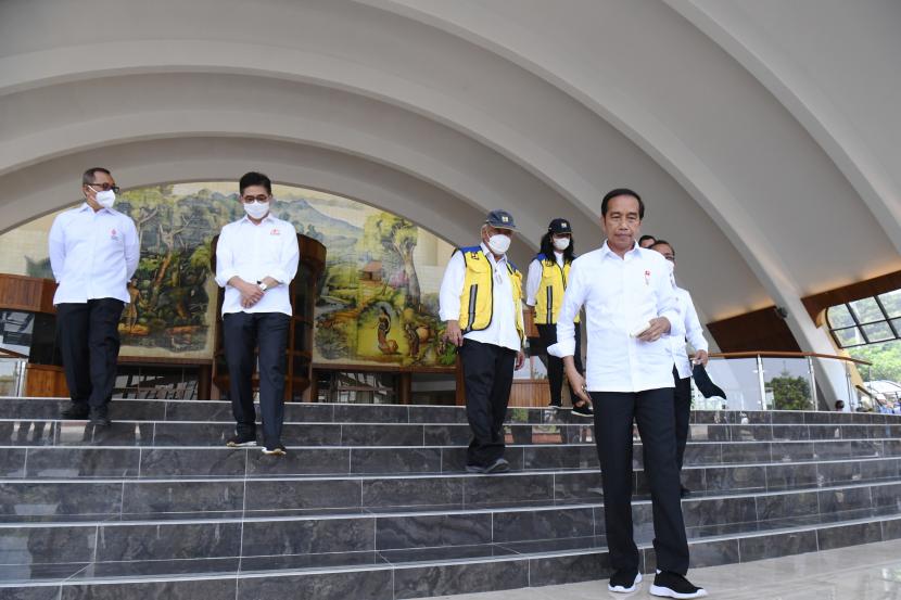 Presiden Joko Widodo (kanan). Presiden Joko Widodo (Jokowi) meminta para pengusaha KADIN agar mendukung upaya pemerintah melakukan hilirisasi tambang. Ia pun menyinggung, banyak pengusaha yang tergabung di KADIN memiliki usaha di sektor pertambangan.