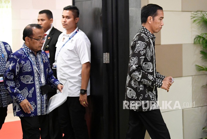 Presiden Joko Widodo (kanan) didampingi Menteri Sekretaris Negara Pratikno (kiri) bersiap untuk memberikan keterangan pers terkait kecelakaan pesawat Lion Air JT610 di Nusa Dua, Bali, Senin (29/10/2018).