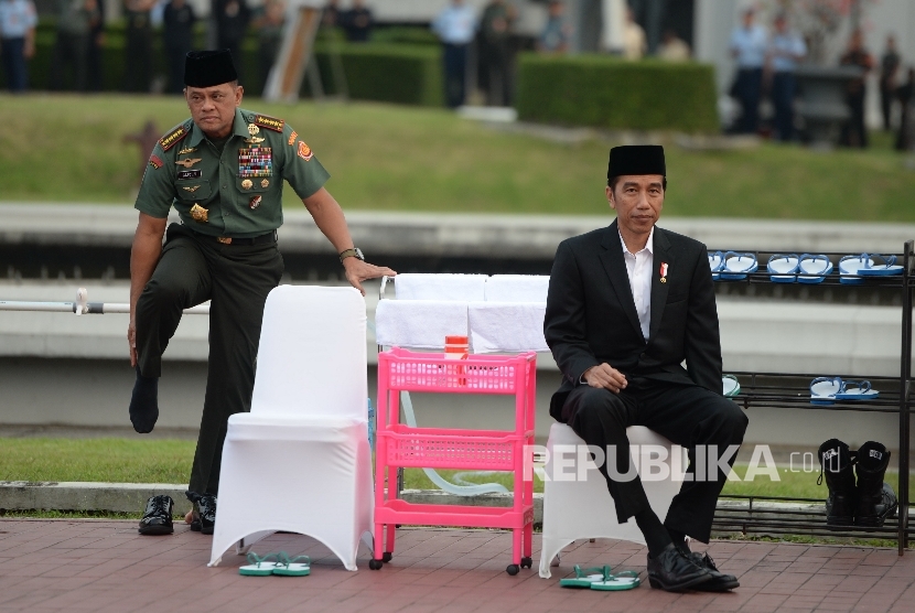 [ilustrasi] Presiden Joko Widodo (kanan) didampingi Panglima TNI Gatot Nurmantyo saat tiba di lokasi Buka Puasa Bersama di Markas Besar TNI, Jakarta, Senin (19/6). 