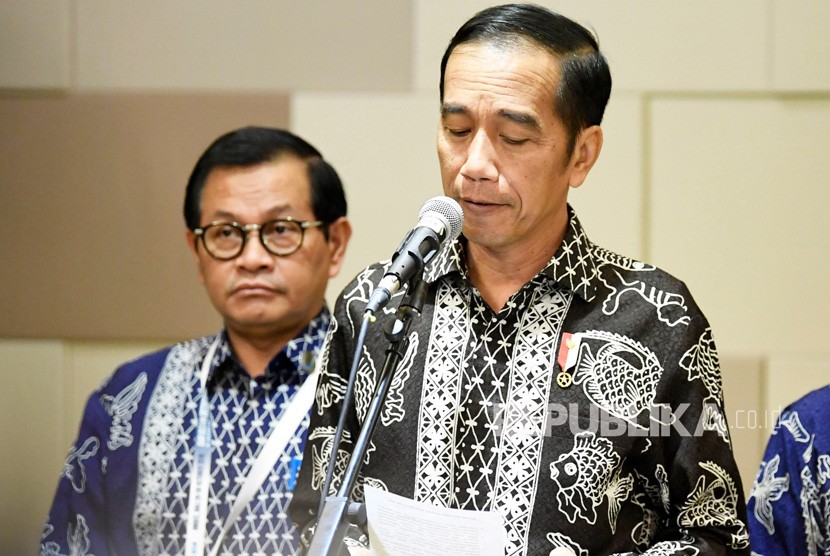 Presiden Joko Widodo (kanan) didampingi Sekretaris Kabinet Pramono Anung 