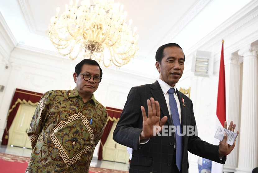 Presiden Joko Widodo (kanan) didampingi Seskab Pramono Anung (kiri) menjawab pertanyaan jurnalis usai menerima CEO Bukalapak Achmad Zaky di Istana Merdeka, Jakarta, Sabtu (16/2/2019). 
