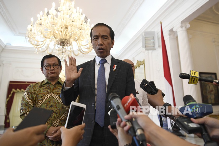 Presiden Joko Widodo (kanan) didampingi Seskab Pramono Anung (kiri) menjawab pertanyaan jurnalis usai menerima CEO Bukalapak Achmad Zaky di Istana Merdeka, Jakarta, Sabtu (16/2/2019).