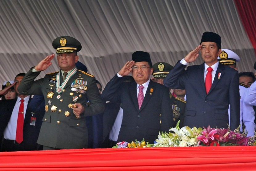 President Joko Widodo (right) accompanied by Vice President Jusuf Kalla (center) and TNI Commander General Gatot Nurmantyo (left) attended the commemoration of TNI's 72nd anniversary at Indah Kiat Pier, Cilegon, Banten, on Thursday (October 5). 