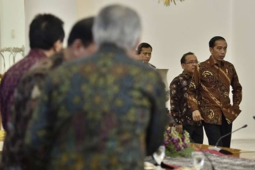 Presiden Joko Widodo (kanan) ketika bersiap memimpin rapat terbatas mengenai rencana kunjungan kerja ke Vietnam dan Korea Selatan di Istana Bogor, Jawa Barat, Jumat (7/9).