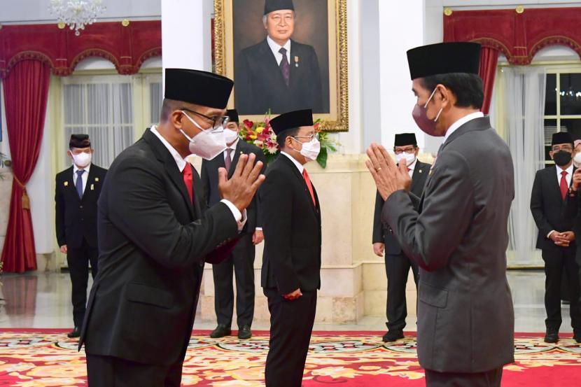 Presiden Joko Widodo (kanan) melantik Andi Widjajanto (kiri) menjadi Gubernur Lemhannas, Senin (21/2/2022).