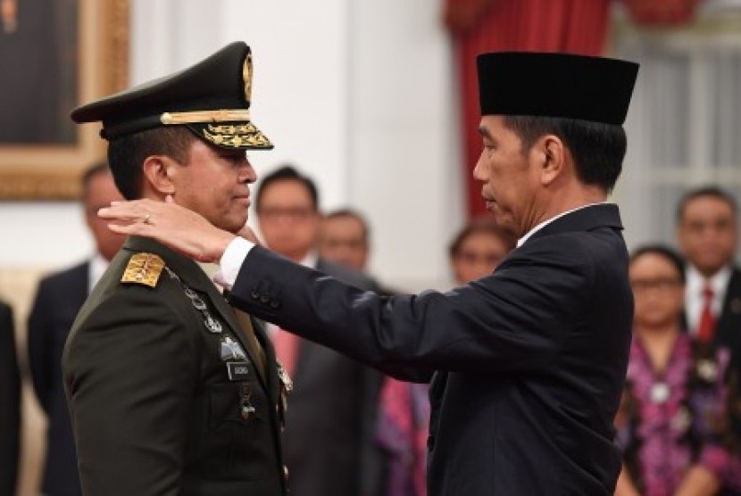 Presiden Joko Widodo (kanan) memasangkan tanda pangkat jabatan kepundak Kepala Staf Angkatan Darat (KSAD) yang baru Jenderal TNI Andika Perkasa (kiri) seusai pelantikan di Istana Merdeka, Jakarta, Kamis (22/11/2018). Presiden melantik Jenderal TNI Andika Perkasa menjadi KSAD menggantikan Jenderal TNI Mulyono yang akan memasuki masa pensiun.