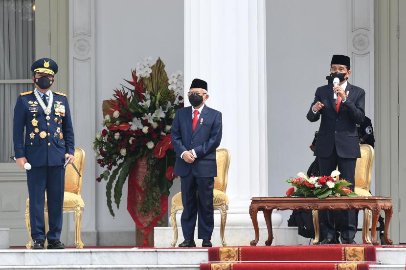 Presiden Joko Widodo (kanan) memberi arahan didampingi Wapres Maruf Amin (kedua kanan) dan Panglima TNI Marsekal Hadi Tjahjanto saat upacara peringatan HUT ke-76 TNI di Istana Merdeka, Jakarta, Selasa (5/10).