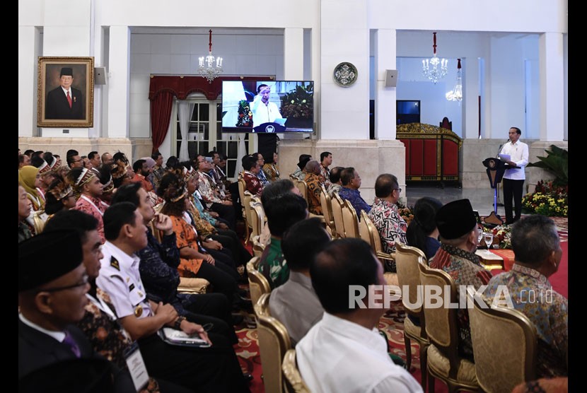 Presiden Joko Widodo (kanan) memberi sambutan saat meresmikan pengoperasian Palapa Ring di Istana Merdeka, Jakarta, Senin (14/10/2019).