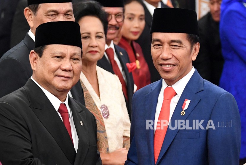 Presiden Joko Widodo (kanan) memberi selamat kepada Menteri Pertahanan Prabowo Subianto seusai pelantikan menteri Kabinet Indonesia Maju di Istana Negara, Jakarta, Rabu (23/10/2019). 