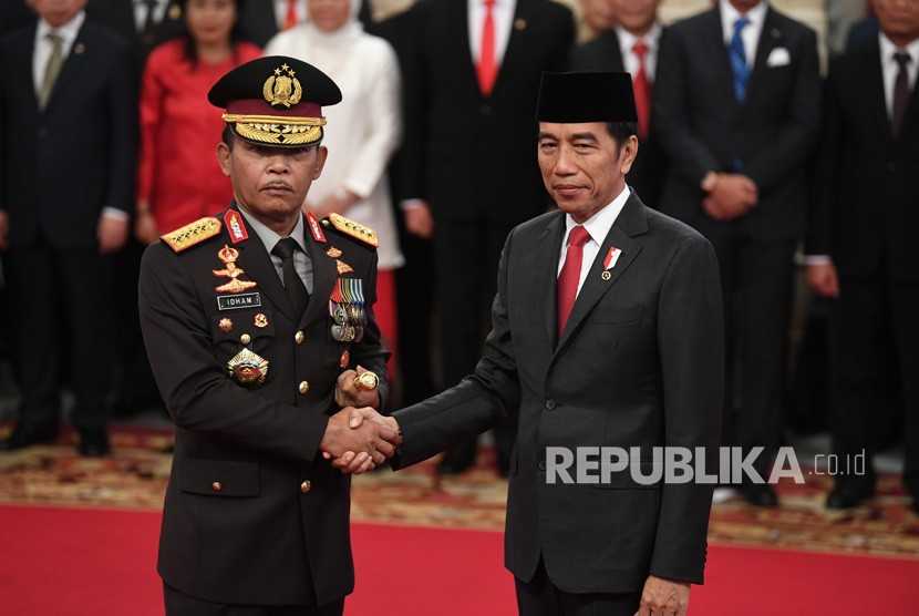 Presiden Joko Widodo (kanan) memberi selamat pada Kapolri Jenderal Pol Idham Azis usai penyematan pangkat dalam rangkaian upacara pelantikan Kapolri di Istana Negara, Jumat (1/11/2019).