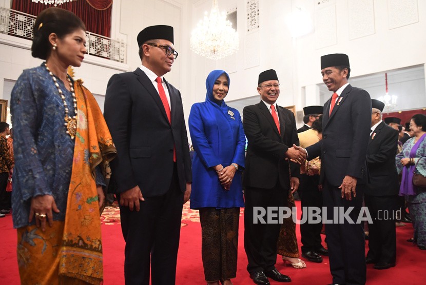 Presiden Joko Widodo (kanan) memberikan selamat kepada wakil-wakil menteri Kabinet Indonesia Maju usai pelantikan di Istana Negara, Jakarta, Jumat (25/10/2019).