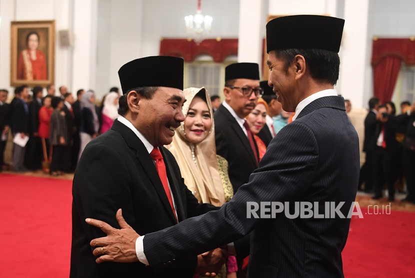 President Joko Widodo (right) congratulates commissioner of of the Witness and Victim Protection Institution (LPSK) for the 2018-2023 period, Hasto Atmojo Suroyo after swearing-in ceremony at State Palace, Jakarta, Monday (Jan 7). 